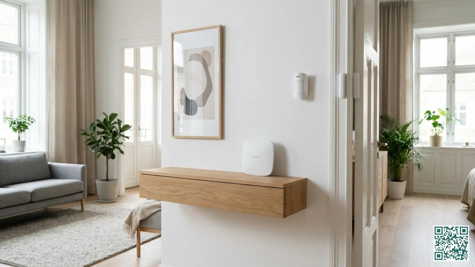 Ajax alarmsysteem met witte hub en sensoren in een moderne woonkamer met strakke inrichting en natuurlijk licht