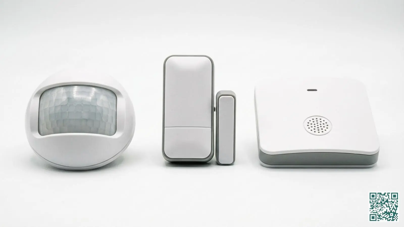 Drie verschillende alarmsensoren naast elkaar: een bewegingsmelder, een magnetische deursensor en een glasbreukmelder