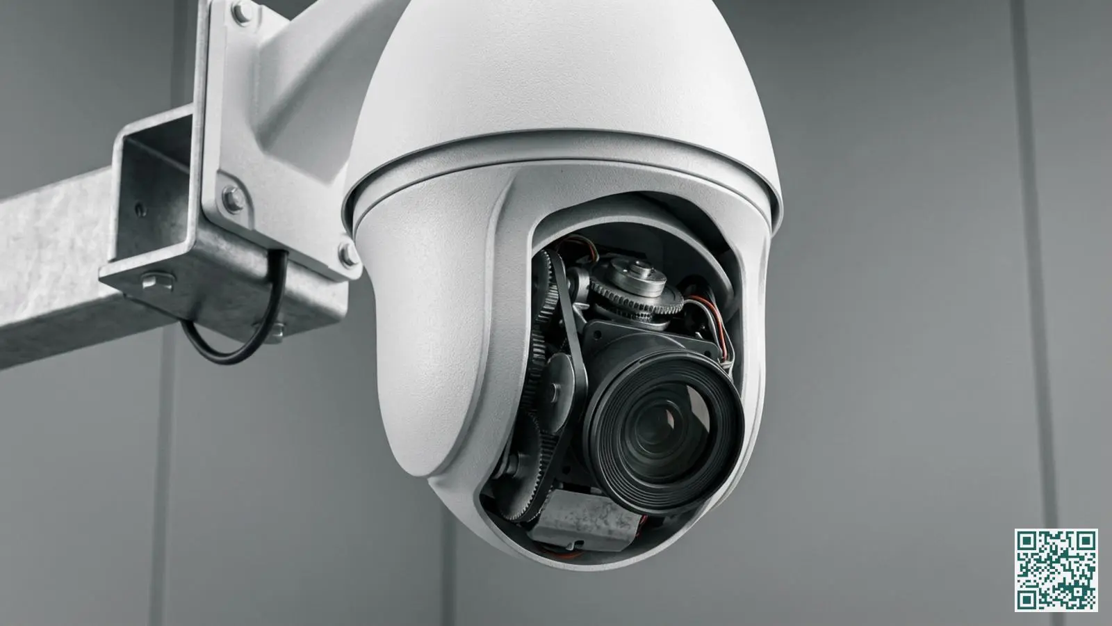 PTZ-beveiligingscamera tijdens het draaien op een montagebeugel waarbij de pan-tilt bewegingsmogelijkheden zichtbaar zijn