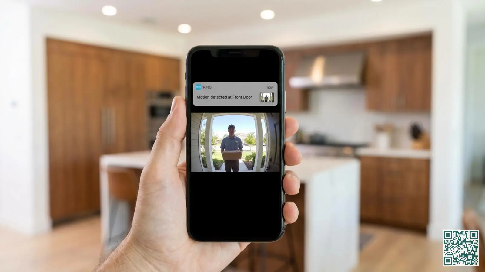 Smartphone met Ring app toont live video van bezorger bij de voordeur via de video deurbel notificatie