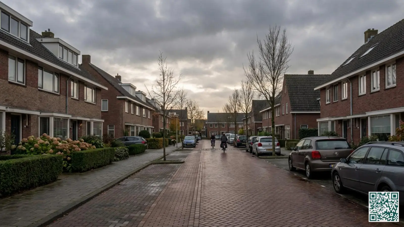 Typische Brabantse woonwijk met rijtjeshuizen en voortuinen langs een rustige straat