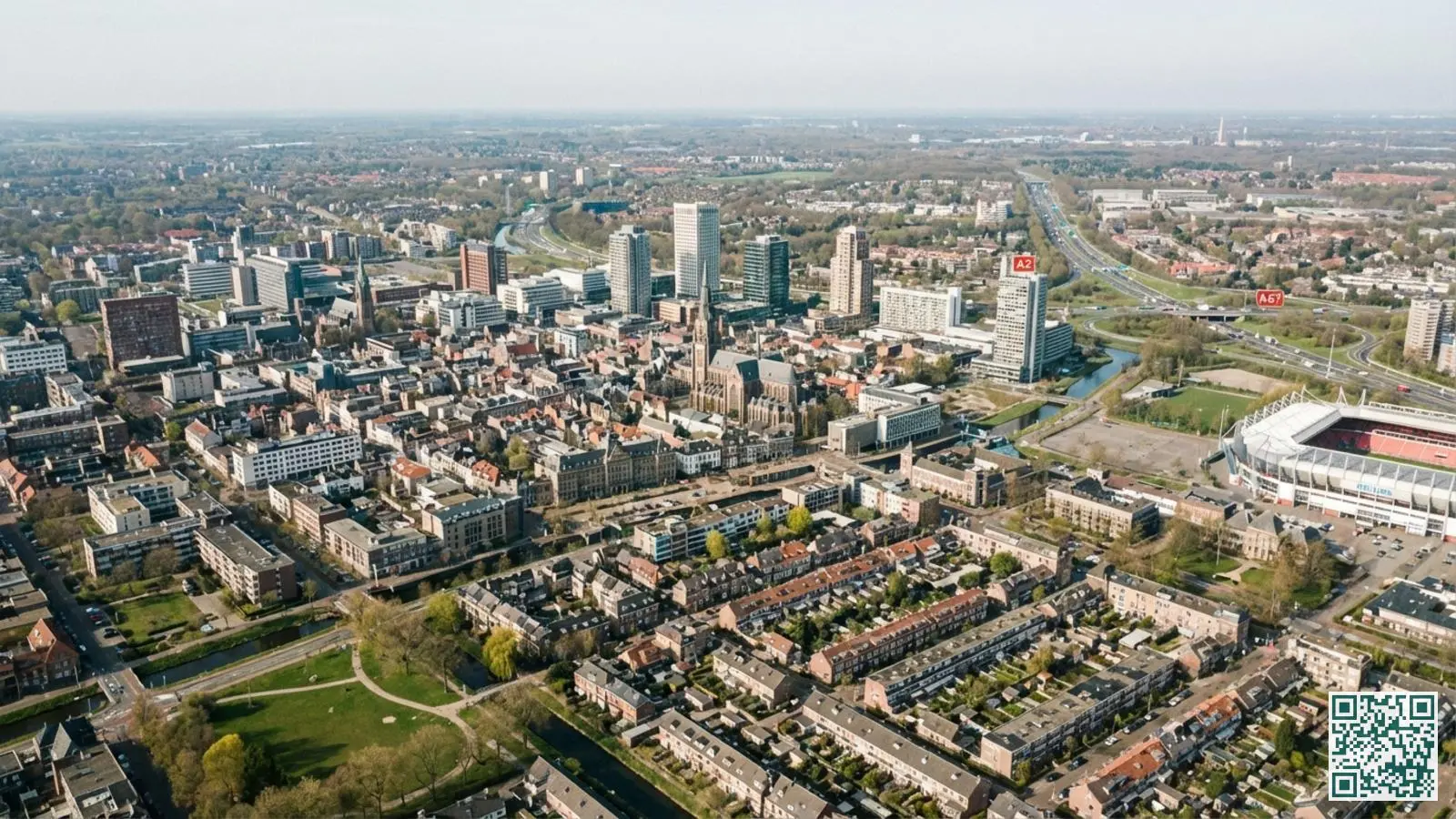 Luchtfoto van Eindhoven met het stadscentrum en omliggende woonwijken vanuit de lucht gezien